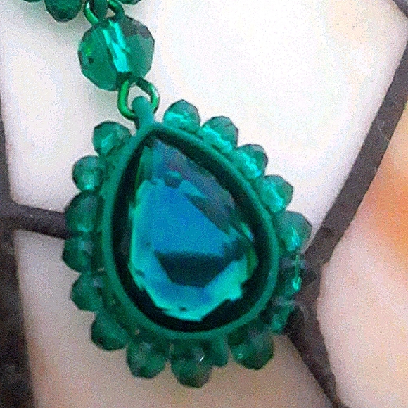 Gorgeous Emerald Green Teardrop Dangle Earrings - Picture 4 of 9